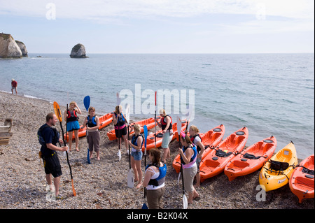 Un gruppo di ragazze adolescenti impostazione su un kayak viaggio intorno alla baia di acqua dolce sul Canale Inglese Isle of Wight Regno Unito Foto Stock