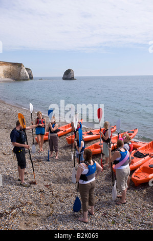 Un gruppo di ragazze adolescenti impostazione su un kayak viaggio intorno alla baia di acqua dolce sul Canale Inglese Isle of Wight Regno Unito Foto Stock