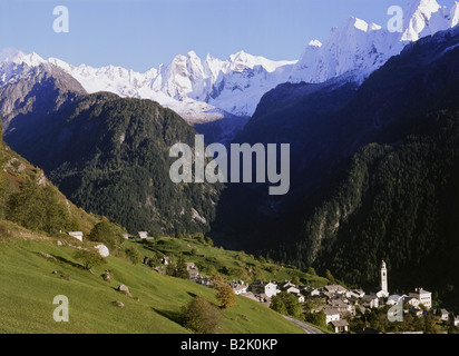 Geografia / viaggi, Svizzera, Grigioni, Soglio, Bregaglia, Val Bondasca con gruppo Sciora, Piz Cengalo e Piz Badille, Additional-Rights-Clearance-Info-Not-Available Foto Stock