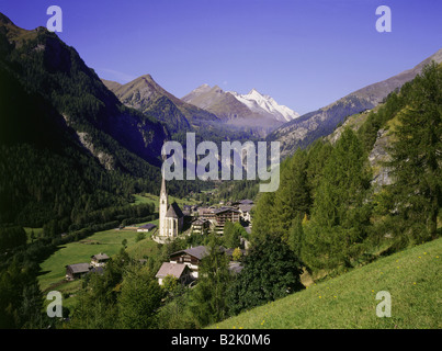 Geografia / viaggi, Austria, Carinzia, paesaggi, Grossglockner (3798 m.), vista a Heiligenblut village, Additional-Rights-Clearance-Info-Not-Available Foto Stock