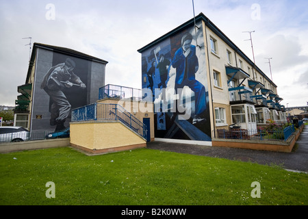 Il Runner e funzionamento Motorman murales, Bogside, Derry, Irlanda del Nord Foto Stock