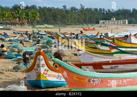 Barche da pesca e reti sulla spiaggia di Mamallapuram India del Sud Foto Stock