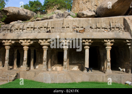 Mandapam Krishna tempio di pietra in una caverna nel Mamallapuram Sud Inida Foto Stock