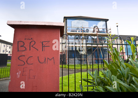 Il murale di Bernadette dagli artisti Bogside, e nuove graffitti, Derry, Irlanda del Nord, Regno Unito Foto Stock