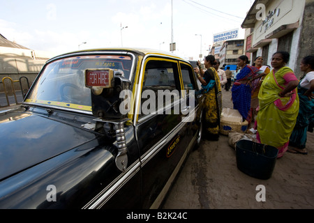 Taxi Street scene in Mumbai India Foto Stock