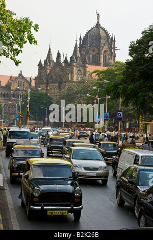 Scena di strada di fronte Chhatrapati Shivaji stazione ferroviaria in Mumbai India Foto Stock