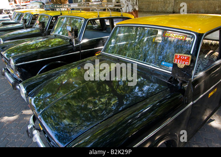 Fila di Taxicabs in Mumbai India Foto Stock