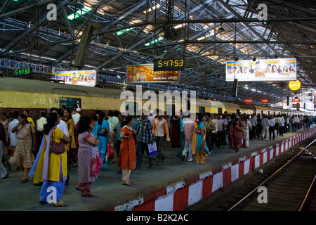 Treno affollato piattaforma in Chhatrapati Shivaji stazione ferroviaria in Mumbai India Foto Stock