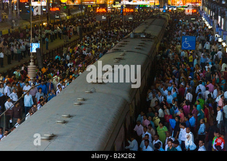 Treno affollato piattaforma in Chhatrapati Shivaji stazione ferroviaria in Mumbai India Foto Stock
