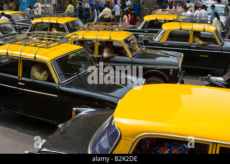 Taxicabs nel traffico in Mumbai India Foto Stock