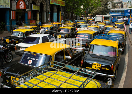 Taxicabs nel traffico in Mumbai India Foto Stock