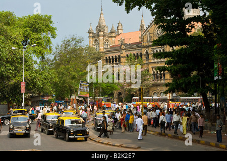 Scena di strada di fronte Chhatrapati Shivaji stazione ferroviaria in Mumbai India Foto Stock