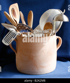 Utensili da cucina in una pentola di terracotta Foto stock - Alamy