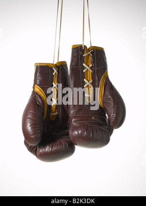 Coppia di Marrone Pelle marrone vintage Everlast guantoni da pugilato appeso con stringhe Foto Stock