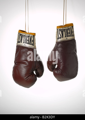 Coppia di Marrone Pelle marrone vintage Everlast guantoni da pugilato appeso con stringhe Foto Stock