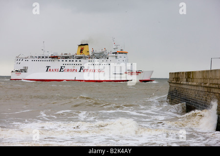 Grande traghetto in mari tempestosi, entrando nel Porto di Ramsgate Kent Foto Stock