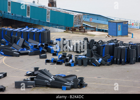 Plastica nera scomparti wheelie consegnato al Porto di Ramsgate Kent Foto Stock