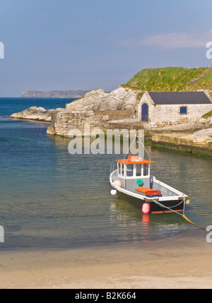 Ballintoy porto e la barca da pesca Ballintoy Ballycastle County Antrim Irlanda del Nord Regno Unito GB EU Europe Foto Stock