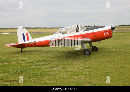 De Havilland (Canada) DHC-1 Scoiattolo striado 22 T10 WD390 68 G-BW*** in rullaggio a Wickenby Airfield Foto Stock