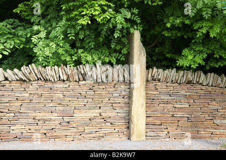 Asciugare la parete in pietra a 'I Giardini Botanici Nazionali del Galles, Llanarthne, Carmarthenshire, Wales, Regno Unito Foto Stock