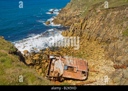 Resti di rusty relitto del RMS Mulheim incuneato nel castello distrutto Zawn nel marzo 2003 Cornwall Inghilterra UK GB EU Europe Foto Stock