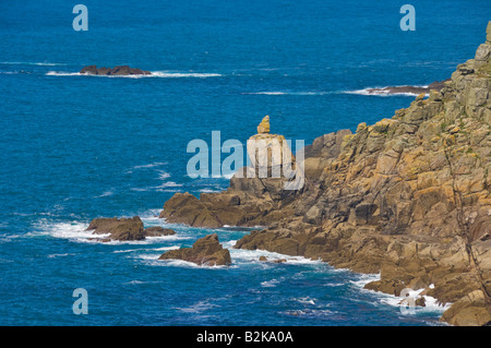 Litorale vicino al Lands End con la signora irlandese roccia sotto Mayon cliff Cornwall Inghilterra UK GB EU Europe Foto Stock