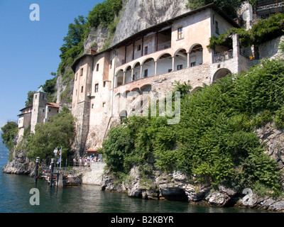 Eremo di Santa Caterina del Sasso, lago maggiore, Italia. Foto Stock