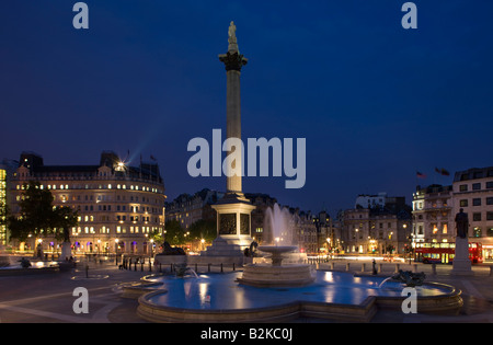 Pool di Fontana di Lord Nelson colonna di pietra Trafalgar Square Londra Inghilterra REGNO UNITO Foto Stock