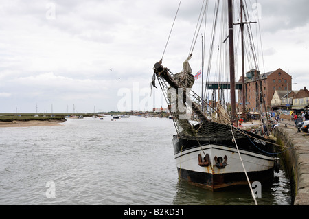 Il 100 anno Old Dutch clipper Albatross nel porto a Wells accanto al mare Foto Stock