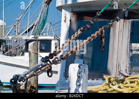 Rusty catene su una vecchia barca da pesca Foto Stock