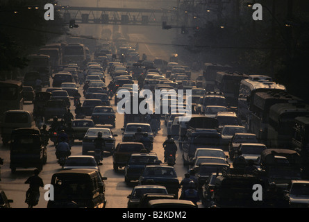 Intenso traffico cittadino in Phoen Chit, centrale di Bangkok, Thailandia Foto Stock