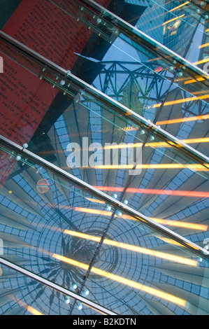 Dettaglio architettonico del Sony Center progettato da Helmut Jahn noto per la sua moderna costruzione in vetro e acciaio a Potsdamer Platz a Berlino Germania Foto Stock