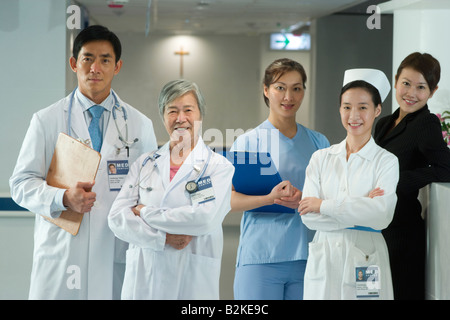 Ritratto di personale medico in piedi in un corridoio Foto Stock