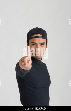 Ritratto di un giovane uomo rivolto Foto Stock