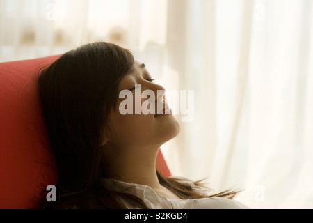 Close-up di una giovane donna che dorme Foto Stock