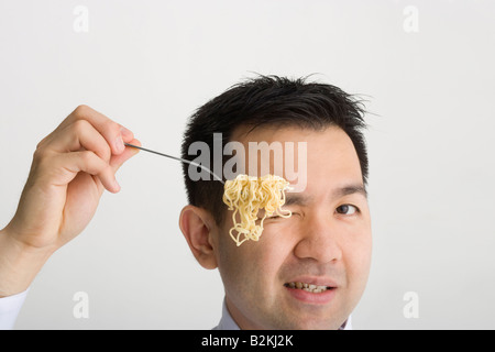 Close-up di un maschio di chef tagliatelle di degustazione Foto Stock
