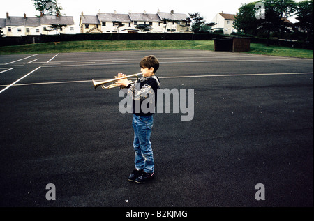 RURAL IRLANDA DEL NORD ragazzo giovane praticante tromba fuori vicino alle case su un asfalto passo giochi BALLYMENA Co Antrim Foto Stock