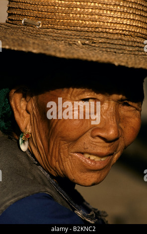 Ritratto di donna anziana in campagna, Dali, nella provincia dello Yunnan in Cina Foto Stock