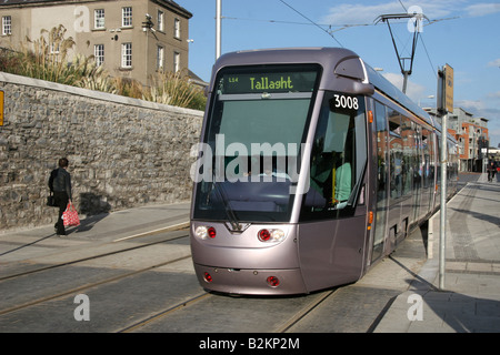 Dei treni Luas sistema Tram fuori Dublino Museo Nazionale Benburb St Dublin 7 Foto Stock