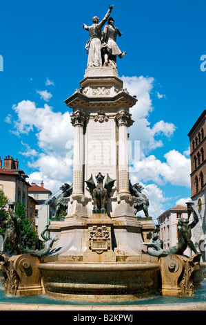 Fontana di TROIS ORDRES LUOGO DI NOTRE DAME GRENOBLE ISERE FRANCIA Foto Stock