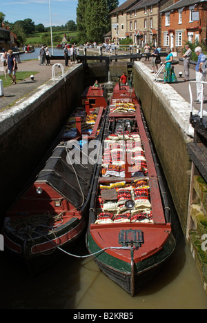 Lavorando battelli inserire il blocco Grand Union Canal at Stoke Bruerne Northamptonshire Inghilterra Foto Stock