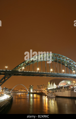 Città di Newcastle, Inghilterra. Il Tyne Bridge di notte con il Millennium Bridge, Baltic Centre, Tuxedo principessa e la salvia. Foto Stock