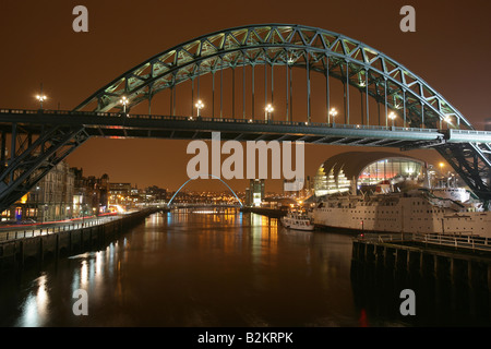 Città di Newcastle, Inghilterra. Il Tyne Bridge di notte con il Millennium Bridge, Baltic Centre, Tuxedo principessa e la salvia. Foto Stock