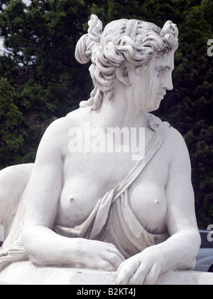 Una statua nei giardini del Palazzo di Schonbrunn vicino a Vienna Austria Foto Stock