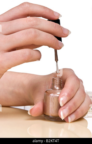 Femmina di mettere le mani su color pastello smalto per unghie Foto Stock