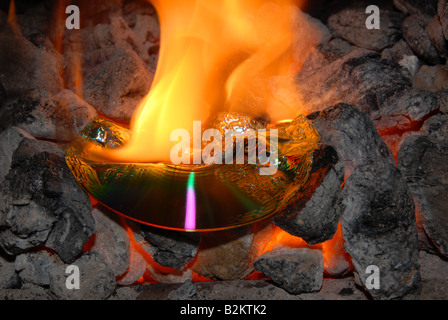 Compact disc masterizzazione su un fuoco aperto. Foto Stock