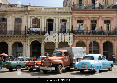 Classic Cars cubano parcheggiato nel centro di Avana Foto Stock