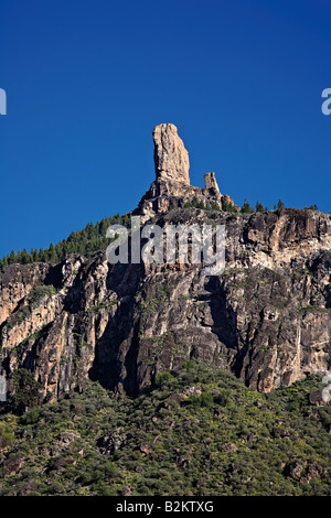 Scogliere e il vertice di la Roque Nublo a La Cumbre Gran Canaria Isole Canarie Spagna Foto Stock