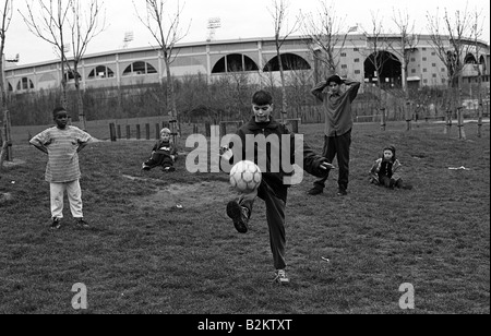 Ragazzi locali da Sherrins Fattoria il calcio a pagamento vicino allo Stadio di Wembley, Londra, Regno Unito. Foto Stock