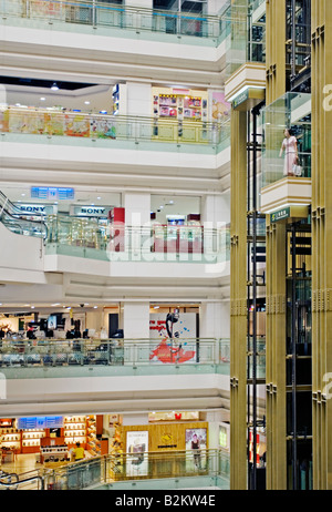 Cina, Shanghai, Nuovo Mondo Mall interno, Nanjing Road Foto Stock